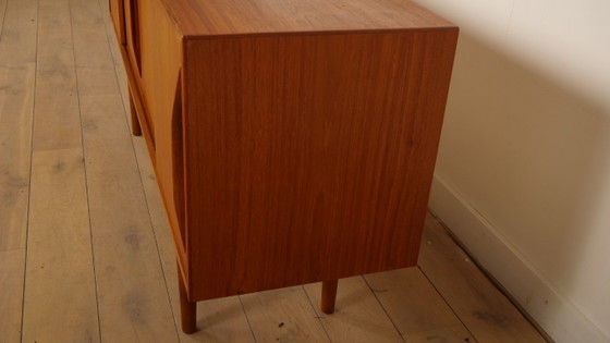 Aparador de madera con puertas correderas, Aparadores, Marrón, Mid Century Modern (foto 5 de 11)