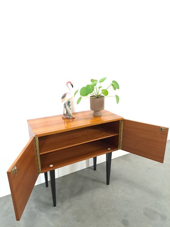 Image 1 of Klein kastje met zwarte hoge poten en 2 deuren