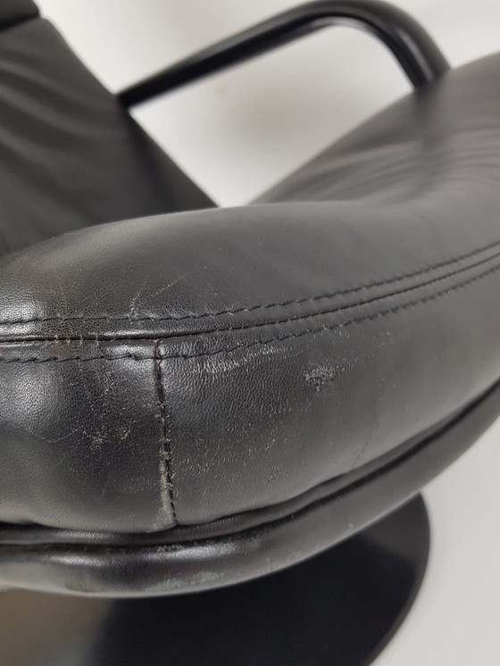 Image 1 of Sillón giratorio Artifort F142 de piel negra con base redonda