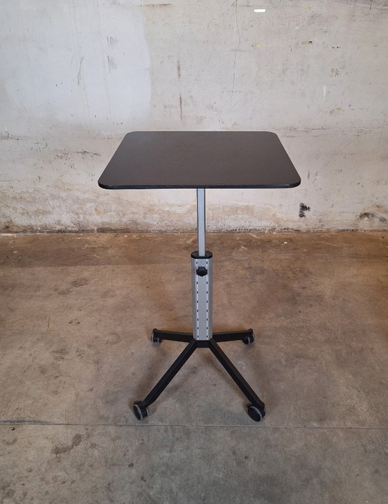 Image 1 of Mesa móvil negra con ruedas y altura regulable
