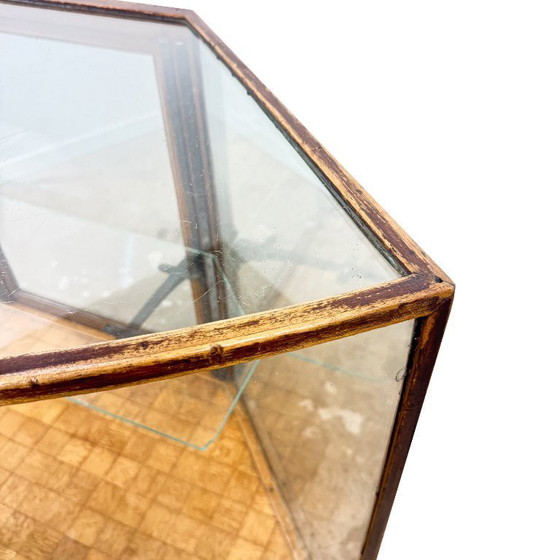 Image 1 of Antieke vitrinekast met gebogen glas – houten displaykast – begin 20e eeuw