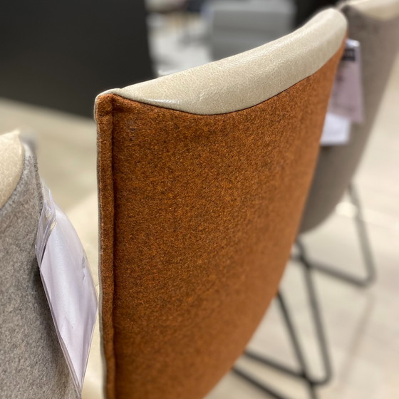 Image 1 of Table de salle à manger Nouvion Yvo Ø130 avec 3 chaises de salle à manger Koinor Essay (ensemble de 3)