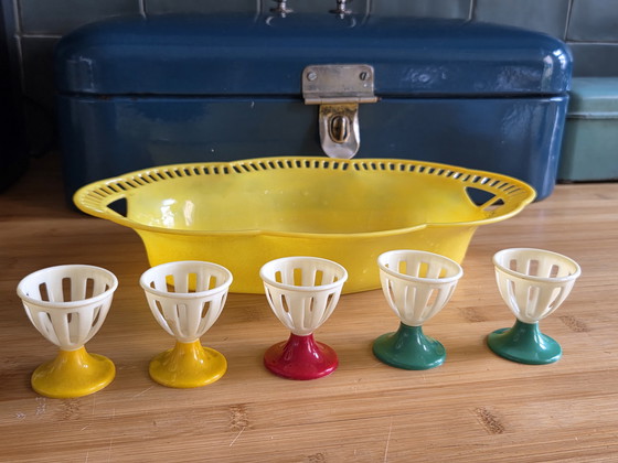 Image 1 of Set portauova vintage anni '60 in cestino giallo - Retro