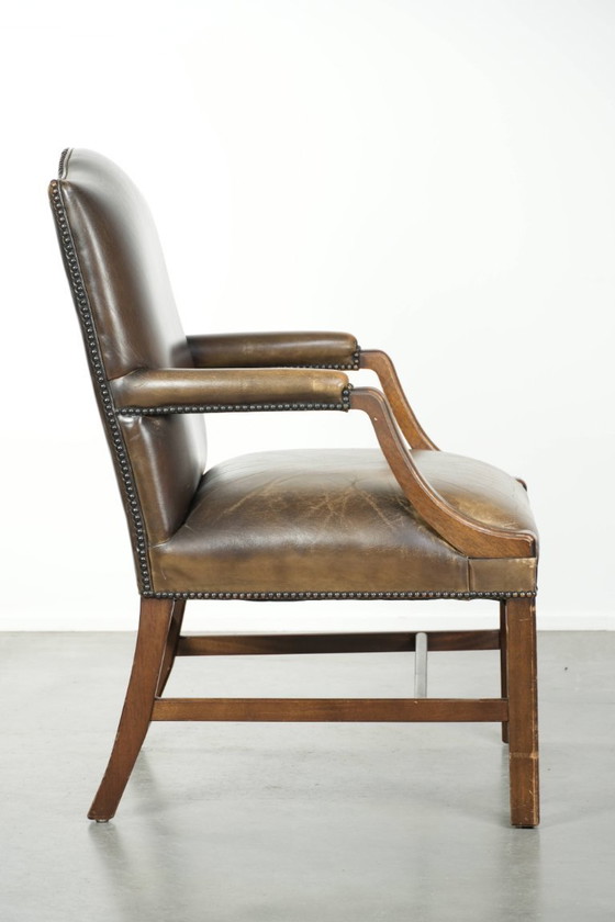 Image 1 of Luxe houten en rundleren Engelse Gainsborough bijzet/ bureaustoel met een prachtige uitstraling