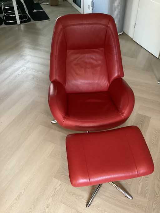 ¡Sillón reclinable Montel Shuffle con otomana en cuero rojo!