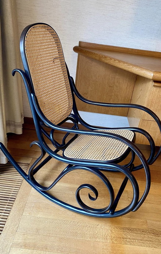 Splendido set di 2 sedie a dondolo vintage Thonet (1987) – Condizioni eccellenti – schommelstoelen, Wood (photo 2 of 11)