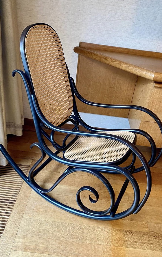 Splendido set di 2 sedie a dondolo vintage Thonet (1987) – Condizioni eccellenti – Wood, Rattan (photo 2 of 11)