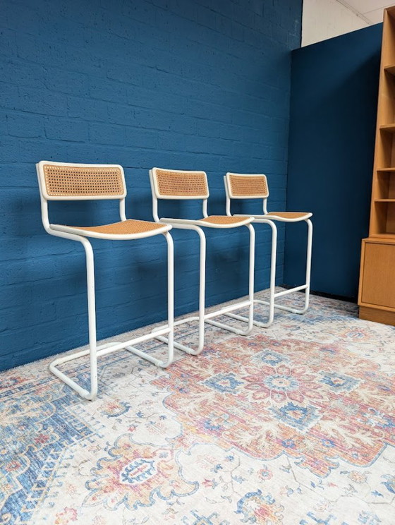 Set of 3 barstools with white metal frame and rattan, Vintage (photo 2 of 15)