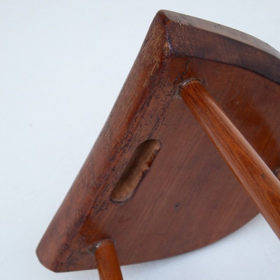 Image 1 of Set aus zwei handgeschnitzten Holzhockern mit geformten Sitzflächen