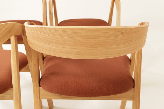 Image 1 of Moderne set van 6 eetkamerstoelen van natuurlijk eikenhout met terracotta bekleding.