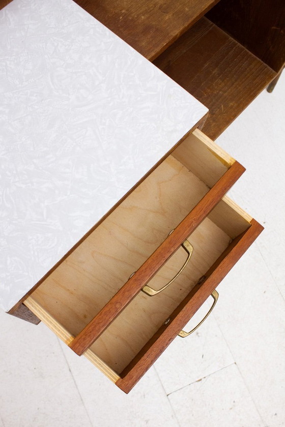 Image 1 of Meuble bas vintage en bois des années 60 avec plateau en Formica et poignées en laiton