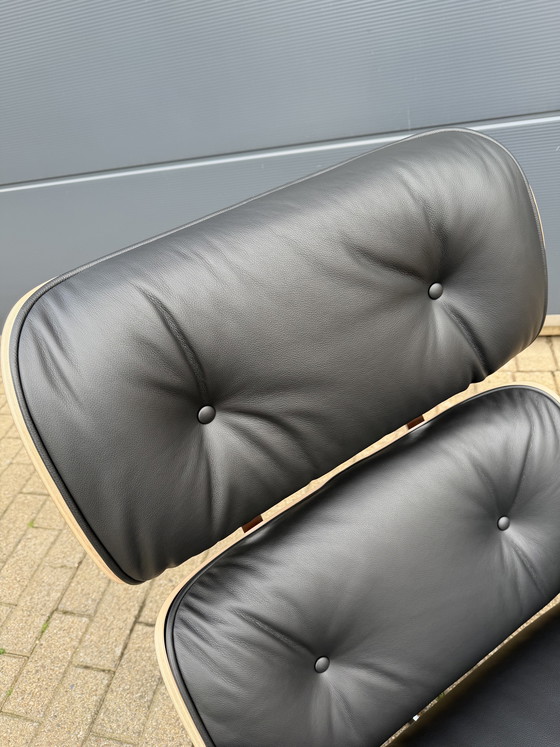 Image 1 of 2 poltrone lounge Vitra Eames XL originali con poggiapiedi, in pregiata pelle nera e palissandro Santos, NUOVE!!