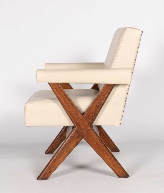 Pierre Jeanneret, une paire de chaises de bureau à piètement en X – Fauteuils, Skaï, Bois (photo 3 of 8)