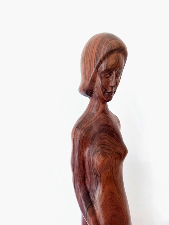 Image 1 of Sculpture en bois sculptée à la main, empreinte de sérénité – œuvre d'atelier moderniste – socle en marbre – 65 cm