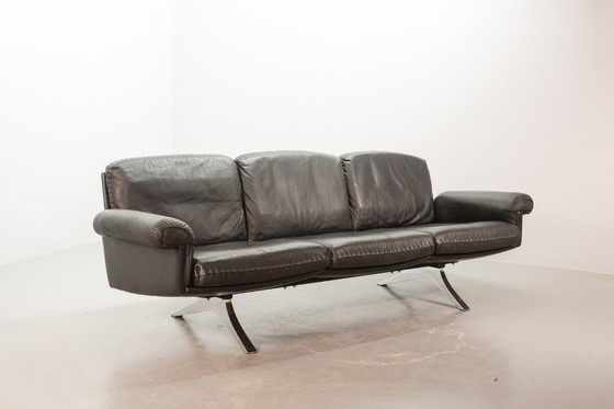 Image 1 of Exquisite De Sede Schwarzes Lederband genäht Dreisitzer Sofa DS31. Schweiz, 1960er Jahre.