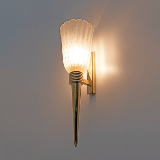 Image 1 of Paire d'appliques murales italiennes modernes du milieu du siècle en laiton et verre de Murano Pulegoso