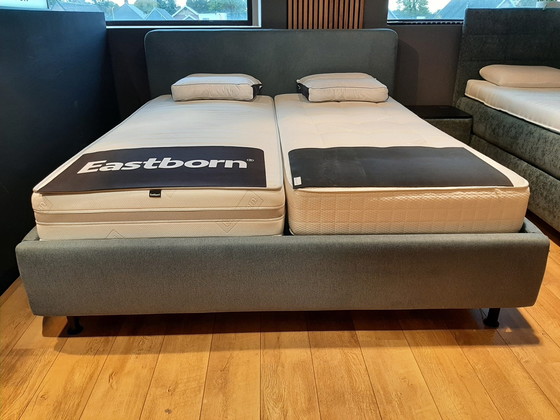 Image 1 of Cama tapizada - 180x210 *