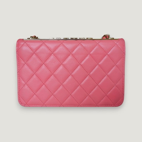Image 1 of CHANEL GELDBÖRSE AN DER KETTE – TREND