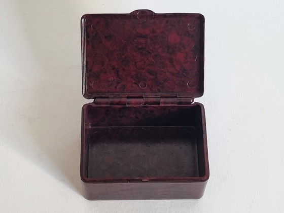 Image 1 of Portapillole/mini scatola in bachelite – bambini che cavalcano un coniglio – Art Deco in marmo rosso e nero