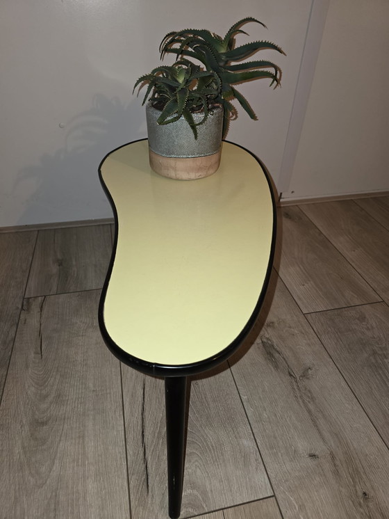 Image 1 of Bellissimo tavolo retrò a forma di rene con piano in formica, anni '60, buone condizioni, colore giallo ocra caldo