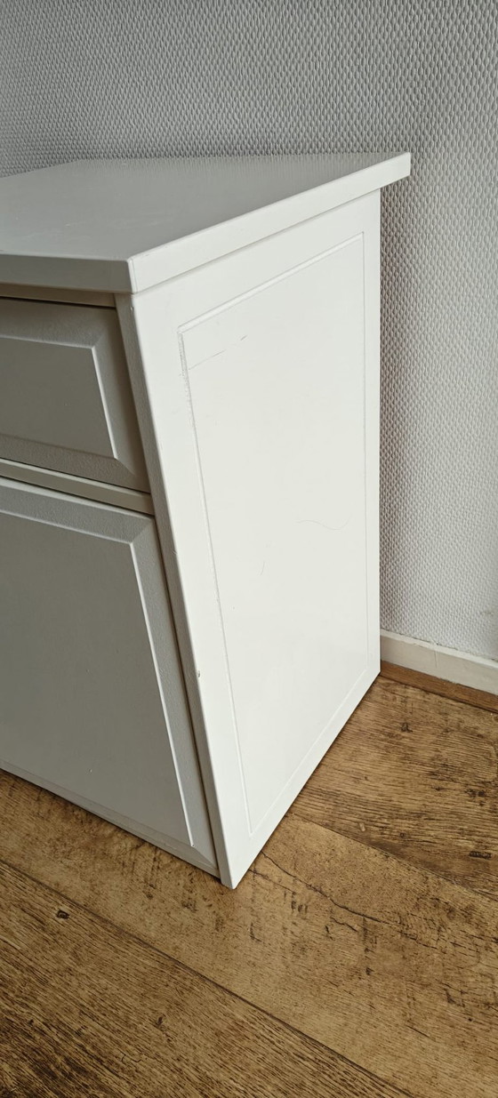 Image 1 of Comodino/mobiletto laterale bianco con cassetto e spazio di archiviazione