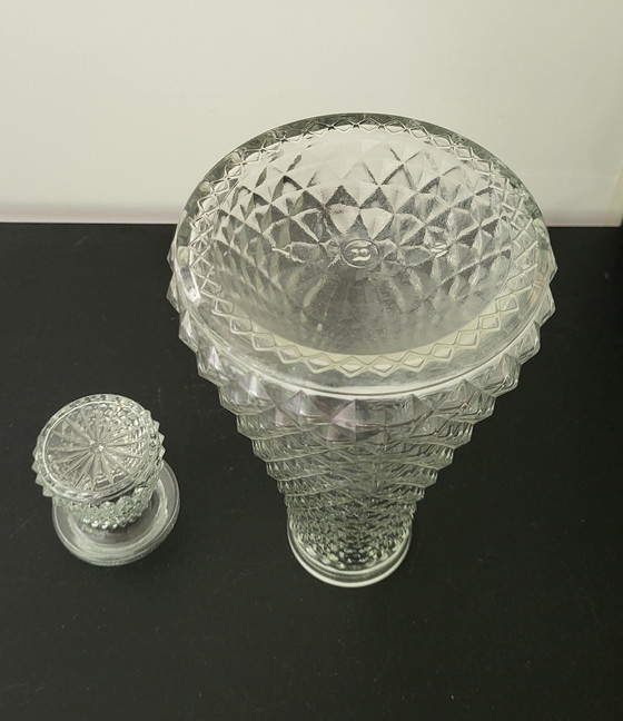Image 1 of Carafe en verre vintage avec un motif gaufré sophistiqué.