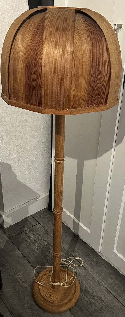GB Solbackens Svarveri Fineer Pijnboom Vloerlamp (1970s)