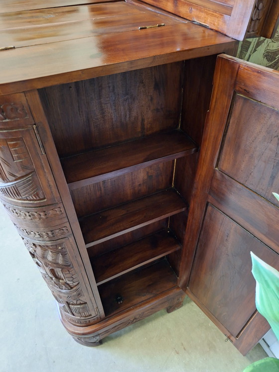 Image 1 of Ancienne armoire de bar, wiskey bar, armoire à vin avec de fines sculptures à la main dim. 90x46cm et 107cm de haut.
