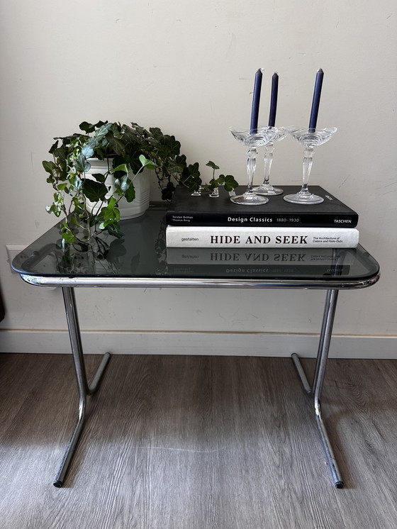 Image 1 of Mesa auxiliar estilo Bauhaus con cristal ahumado