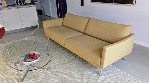 Modèle de canapé 4 places en stock.