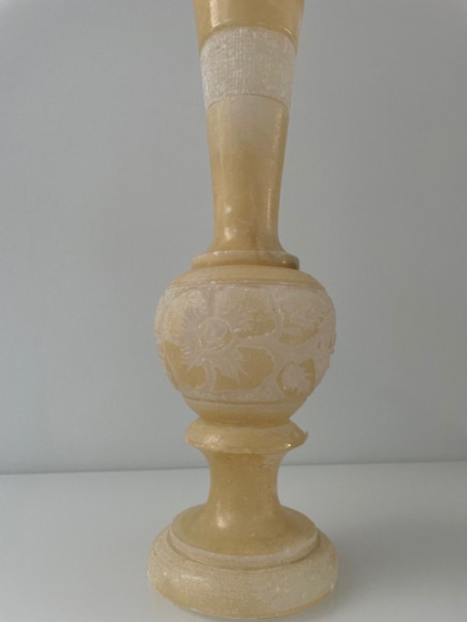Vase vintage en albâtre orné de détails décoratifs – 32 cm