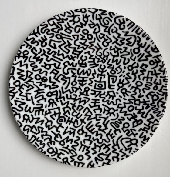 Image 1 of Keith Haring - Piatto da collezione in porcellana dipinta a mano nei colori bianco e nero (edizione limitata)