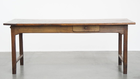 Image 1 of Ancienne table de salle à manger paysanne en châtaignier pour 4 à 6 personnes avec deux tiroirs du début du 19ème siècle