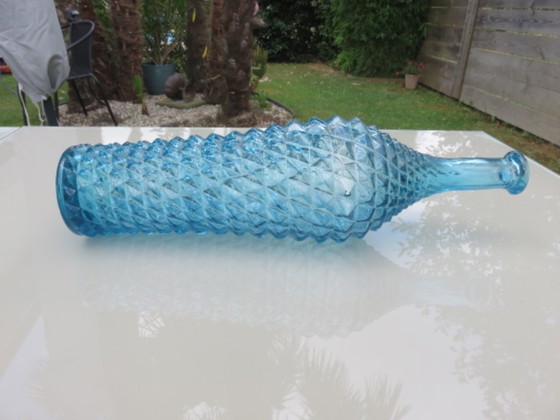 Image 1 of Botella gigante, jarra, Empoli, Italia, vidrio azul con puntas de diamante. Décadas de 1960-1970.