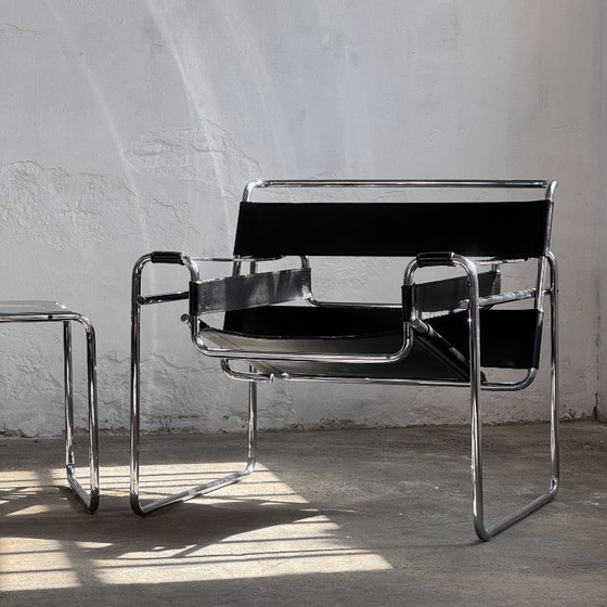 Image 1 of Set van 2 Marcel Breuer "Wassily" stoelen met bijpassende salontafel voor Knoll, 1990