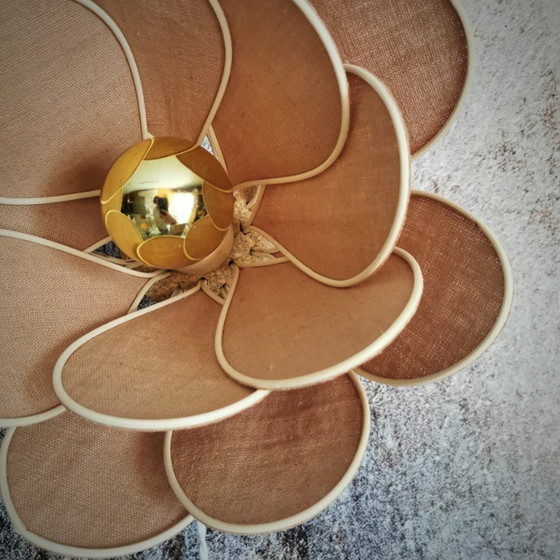 Image 1 of Applique murale fleur, modèle Nénuphar, 16 pétales en rotin et lin (teinte personnalisable)