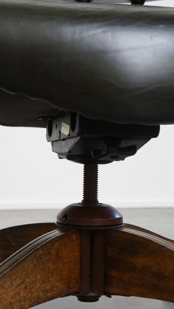 Image 1 of Rundleren en houten in hoogte verstelbare, swiffel en tilt chesterfield bureaustoel in een donkergroene kleur