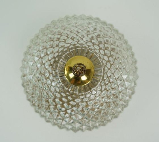 Image 1 of Plafondlamp uit het midden van de vorige eeuw, massief Belgisch getextureerd glas, verguld aluminium, jaren 70