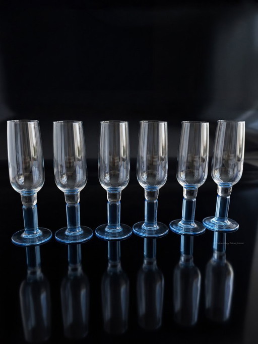 6 verres à champagne Bormioli Rocco Italy, avec pied et base bleus.
