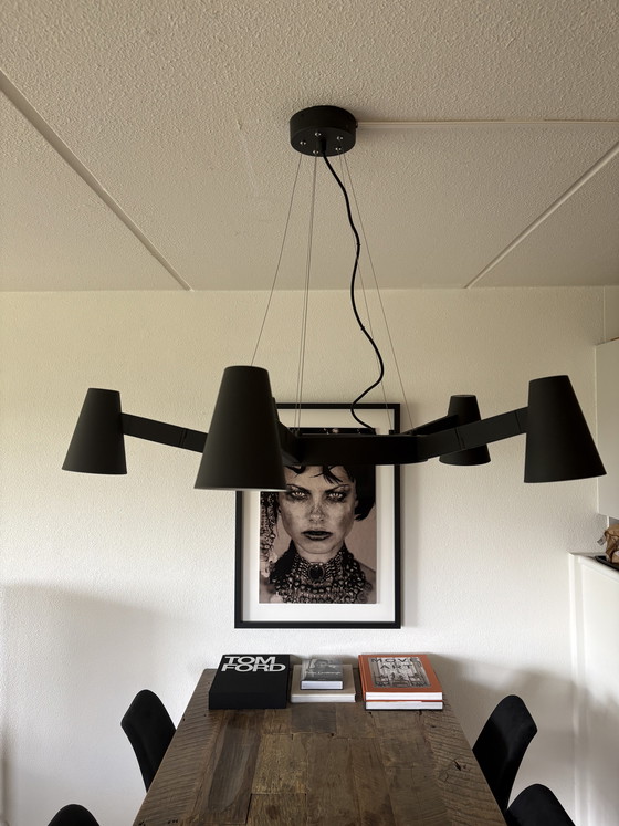 Image 1 of Si tratta del lampadario RoMi Biarritz a 5 bracci - Nero opaco