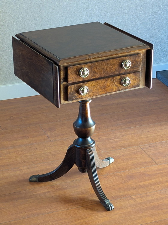 Image 1 of Table d'appoint ancienne de Pembroke avec pieds en laiton