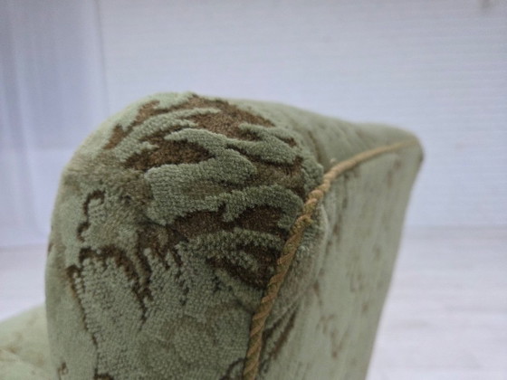 Image 1 of Dänischer Sessel aus den 1950er Jahren, grüner Möbelveloursbezug, geschnitztes Eichenholz.