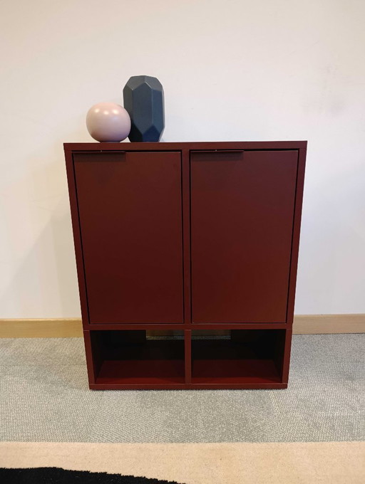 Bibliothèque Tylko rouge bordeaux avec portes.