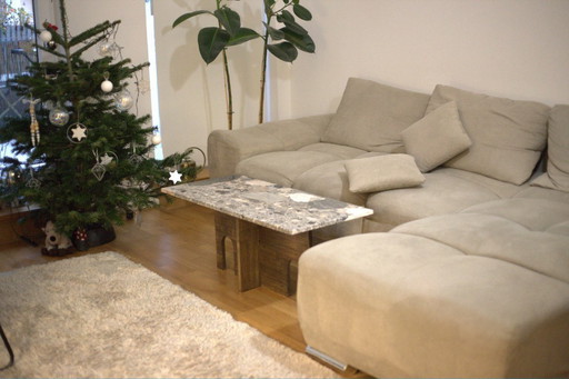 Mesa de centro Recta Breccia Alba de piedra natural y madera maciza de roble