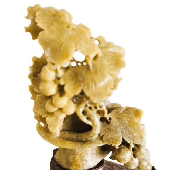 Image 1 of Figurine vintage chinoise en stéatite sculptée à la main représentant une grappe de raisin avec feuilles et raisins, années 1960
