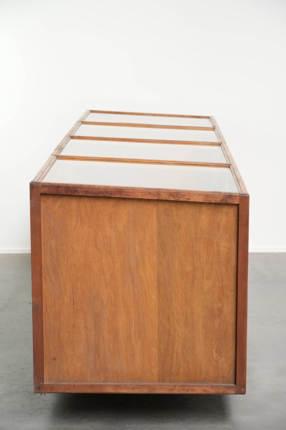Image 1 of Bijzonder leuke en grote vintage houten balie/ vitrinekast/ display kast met 4 deuren en glas