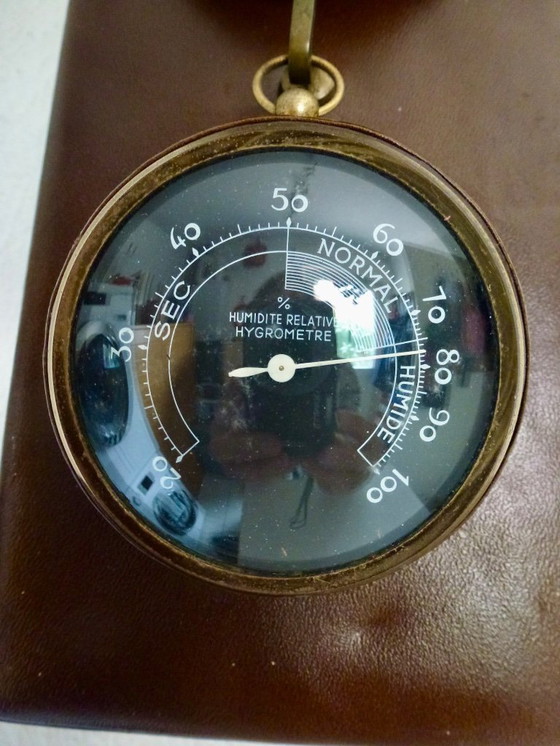 Image 1 of Stazione meteorologica d'epoca con orologi separati.