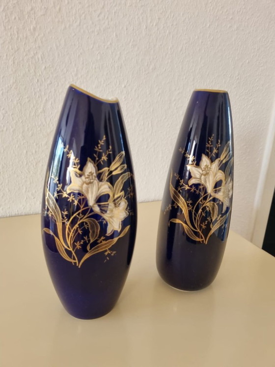 Image 1 of Limburgse porseleinen vazen ​​(2x) – kobaltblauw met gouden lelies – vintage, made in Germany
