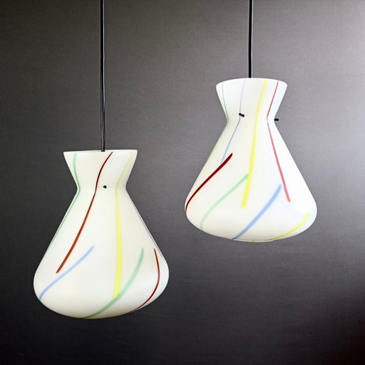 Lampade a sospensione a una luce in vetro opalino multicolore in stile Stilnovo 1950. Una coppia.