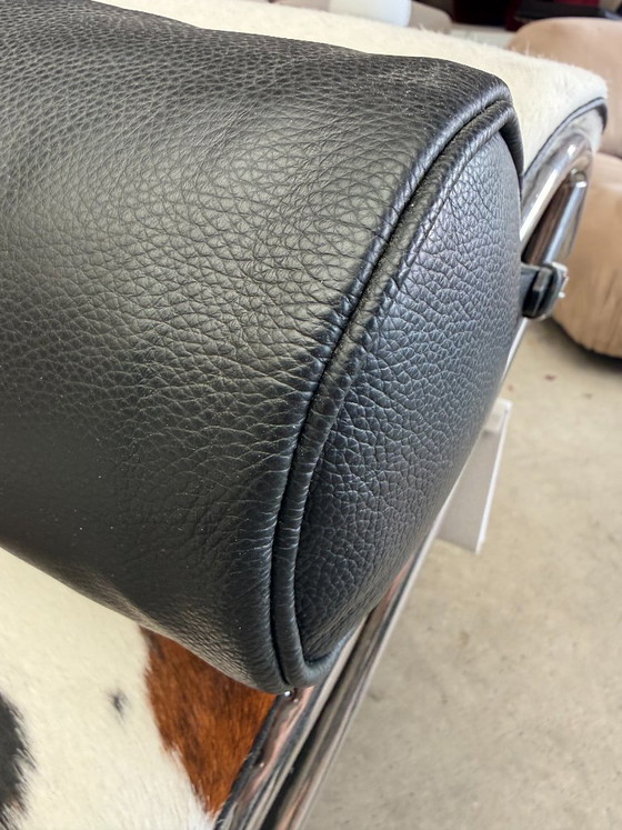 Cassina LC4 Chaiselongue in Pony von Le Corbusier – Chaise longue, Leather, Metal (photo 11 of 14)